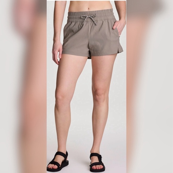 Avalanche NWT 'In Waves' Khaki Athletic Outdoor Shorts Elastic Waist Size Small - Picture 1 of 11